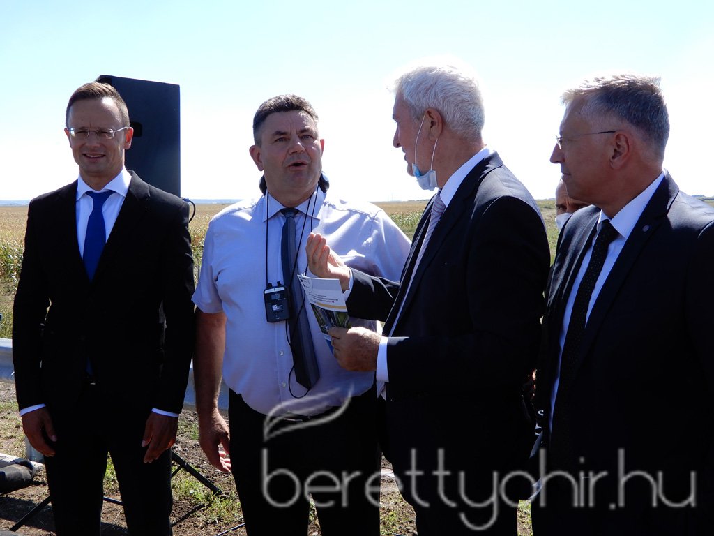 Átadták az M4-es autópálya Ártándig tartó szakaszát32